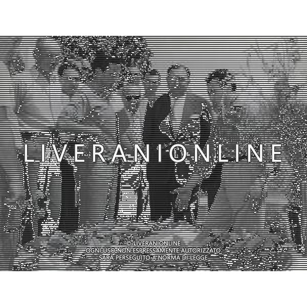 RETROSPETTIVA FAUSTO COPPI CICLISTA NELLA FOTO FAUSTO COPPI CON CERADINI SULLA TOMBA DEL FRATELLO SERSE 29-06-1954 FOTO GM-DFP-AG ALDO LIVERANI SAS