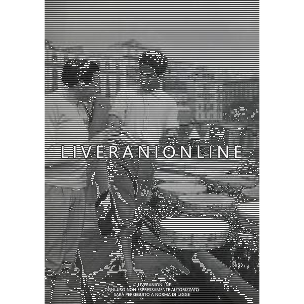 RETROSPETTIVA FAUSTO COPPI CICLISTA NELLA FOTO FAUSTO COPPI A NAPOLI CON L\'OSTRICARO FOTO GM-DFP-AG ALDO LIVERANI SAS