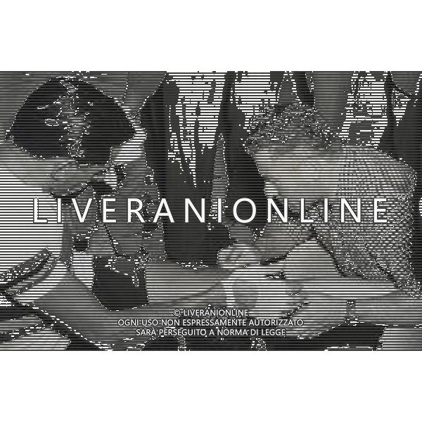 RETROSPETTIVA FAUSTO COPPI CICLISTA NELLA FOTO FAUSTO COPPI A MONZA DOPO LA CADUTA SI FA MEDICARE 07-09-1953 FOTO GM-DFP-AG ALDO LIVERANI SAS