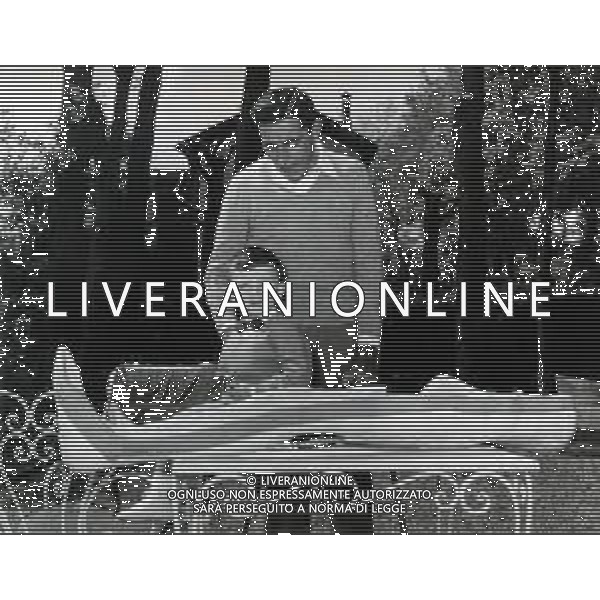 RETROSPETTIVA FAUSTO COPPI CICLISTA NELLA FOTO FAUSTO COPPI A NOVI LIGURA NELLA SUA CASA CON IL FIGLIO FAUSTINO DOPO L\'INCIDENTE AVVENUTO IN SARDEGNA NEL 1957 FOTO GM-DFP-AG ALDO LIVERANI SAS