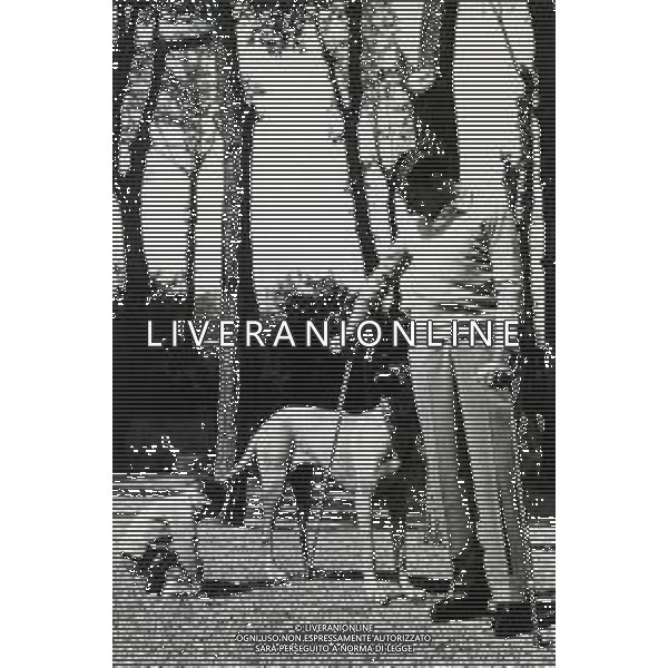 RETROSPETTIVA FAUSTO COPPI CICLISTA NELLA FOTO FAUSTO COPPI A NOVI LIGURA NELLA SUA CASA CON IL FIGLIO FAUSTINO DOPO L\'INCIDENTE AVVENUTO IN SARDEGNA NEL 1957 FOTO GM-DFP-AG ALDO LIVERANI SAS