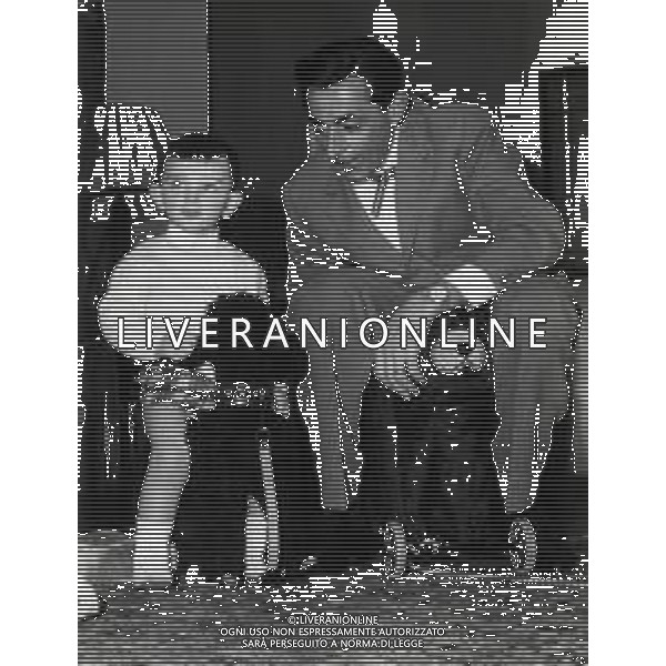 RETROSPETTIVA FAUSTO COPPI CICLISTA NELLA FOTO FAUSTO COPPI CON IL FIGLIO FAUSTINO FOTO GM-DFP-AG ALDO LIVERANI SAS