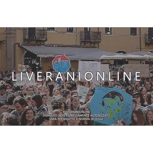 Global strike for future - Sciopero globale per il clima Rimini - 15.03.2019 Nella Foto: Global strike for future Sciopero globale per il clima, manifestazione in piazza Cavour e pulizia della spiaggia /Ph.Vitez-Ag. Aldo Liverani