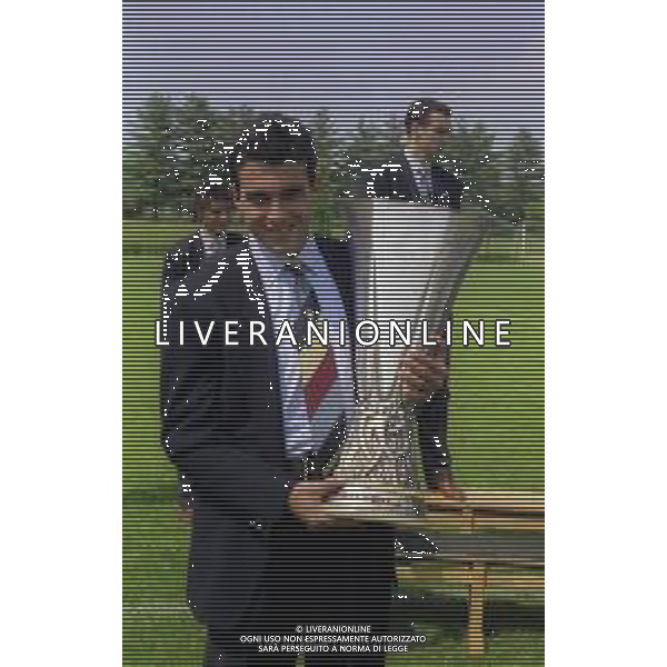 24-05-1991 APPIANO GENTILE FOTO UFFICIALE CON I GIOCATORI DELL\'INTER CON LA COPPA UEFA NELLA FOTO GIUSEPPE MARINO CON LA COPPA UEFA AG ALDO LIVERANI SAS