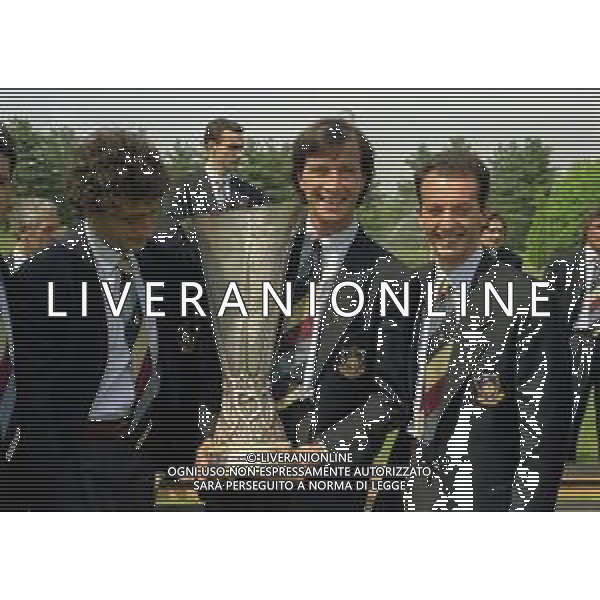 24-05-1991 APPIANO GENTILE FOTO UFFICIALE CON I GIOCATORI DELL\'INTER CON LA COPPA UEFA NELLA FOTO ANDREA MANDORLINI-WALTER ZENGA CON LA COPPA UEFA E FAUSTO PIZZI AG ALDO LIVERANI SAS
