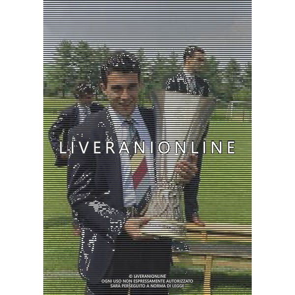 24-05-1991 APPIANO GENTILE FOTO UFFICIALE CON I GIOCATORI DELL\'INTER CON LA COPPA UEFA NELLA FOTO GIUSEPPE MARINO CON LA COPPA UEFA AG ALDO LIVERANI SAS