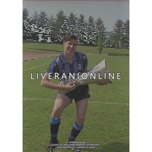 24-05-1991 APPIANO GENTILE FOTO UFFICIALE CON I GIOCATORI DELL\'INTER CON LA COPPA UEFA NELLA FOTO NICOLA BERTI CON LA COPPA UEFA AG ALDO LIVERANI SAS