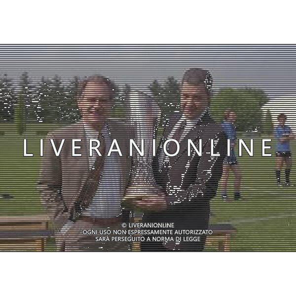 24-05-1991 APPIANO GENTILE FOTO UFFICIALE CON I GIOCATORI DELL\'INTER CON LA COPPA UEFA NELLA FOTO GIORGIO ROSSI CAPO MARKETING INTER CON GIANSANDRO LANZA CON LA COPPA UEFA AG ALDO LIVERANI SAS