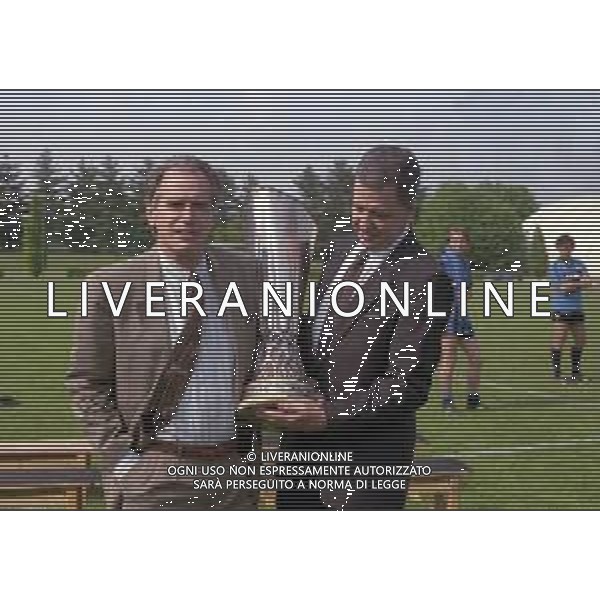 24-05-1991 APPIANO GENTILE FOTO UFFICIALE CON I GIOCATORI DELL\'INTER CON LA COPPA UEFA NELLA FOTO GIORGIO ROSSI CAPO MARKETING INTER CON GIANSANDRO LANZA CON LA COPPA UEFA AG ALDO LIVERANI SAS