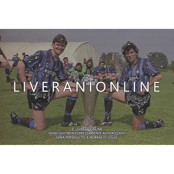 24-05-1991 APPIANO GENTILE FOTO UFFICIALE CON I GIOCATORI DELL\'INTER CON LA COPPA UEFA NELLA FOTO ALDO SERENA E MAURIZIO IORIO CON LA COPPA UEFA AG ALDO LIVERANI SAS