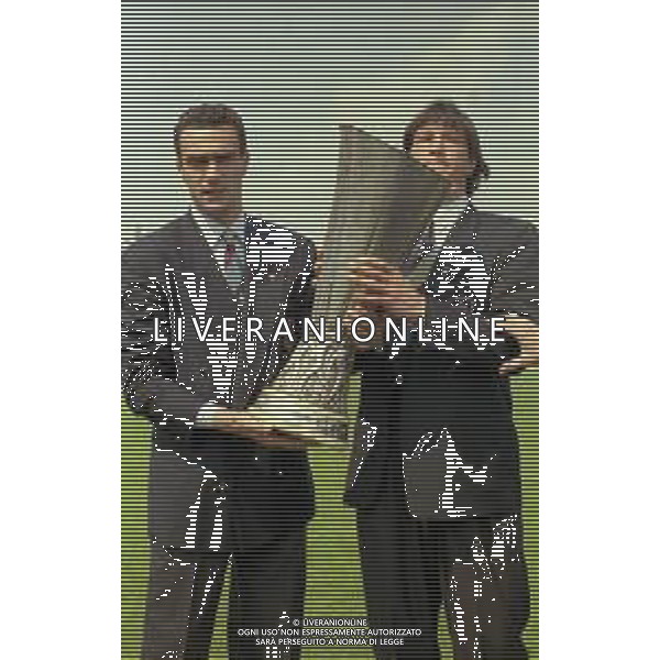 24-05-1991 APPIANO GENTILE FOTO UFFICIALE CON I GIOCATORI DELL\'INTER CON LA COPPA UEFA NELLA FOTO GIUSEPPE BERGOMI CON WALTER ZENGA CON LA COPPA UEFA AG ALDO LIVERANI SAS