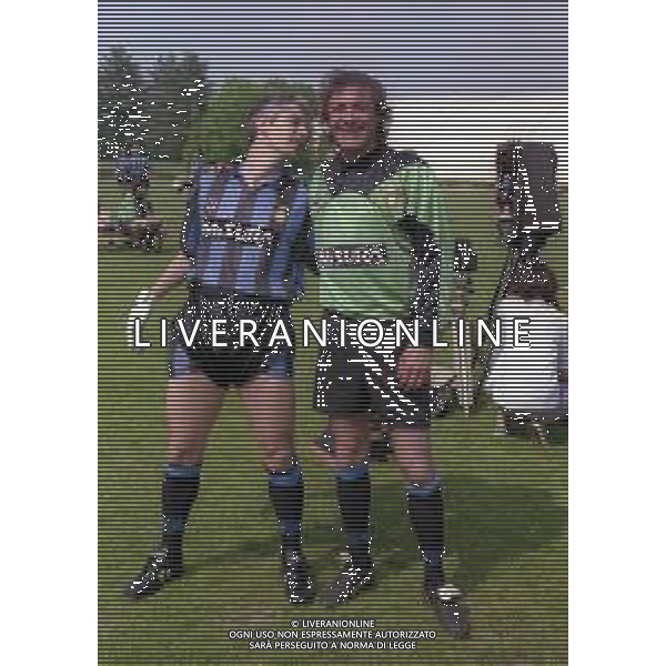 24-05-1991 APPIANO GENTILE FOTO UFFICIALE CON I GIOCATORI DELL\'INTER CON LA COPPA UEFA NELLA FOTO PAOLO STRINGARA E LUCIANO BODINI AG ALDO LIVERANI SAS