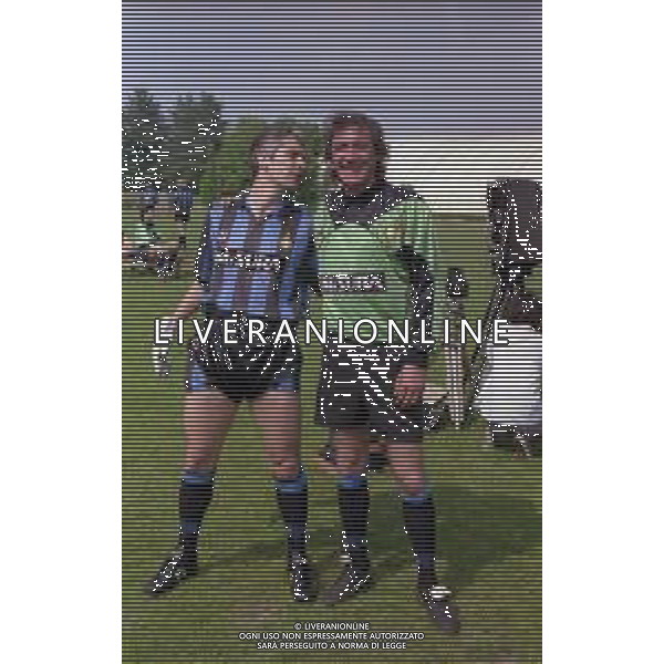 24-05-1991 APPIANO GENTILE FOTO UFFICIALE CON I GIOCATORI DELL\'INTER CON LA COPPA UEFA NELLA FOTO PAOLO STRINGARA E LUCIANO BODINI AG ALDO LIVERANI SAS