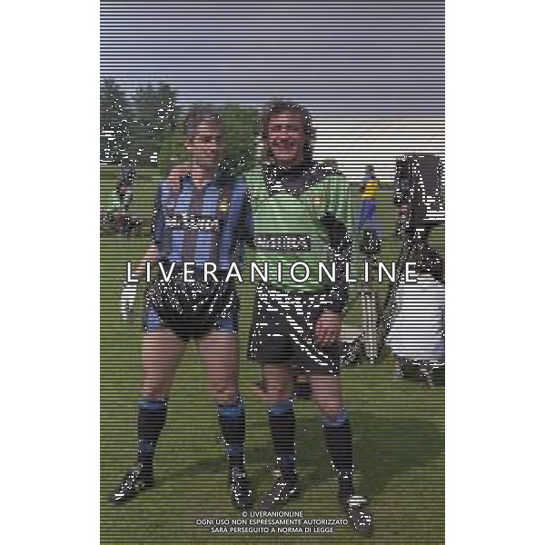 24-05-1991 APPIANO GENTILE FOTO UFFICIALE CON I GIOCATORI DELL\'INTER CON LA COPPA UEFA NELLA FOTO PAOLO STRINGARA E LUCIANO BODINI AG ALDO LIVERANI SAS