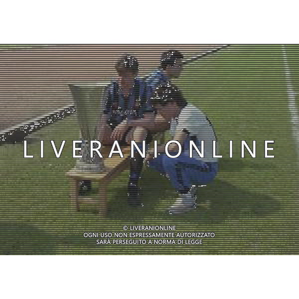 24-05-1991 APPIANO GENTILE FOTO UFFICIALE CON I GIOCATORI DELL\'INTER CON LA COPPA UEFA NELLA FOTO ALDO SERENA CON MASSIMO DELLA CASA AG ALDO LIVERANI SAS