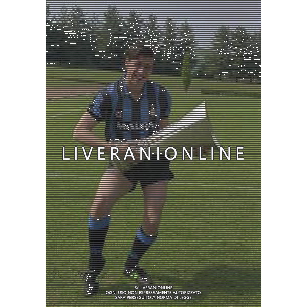 24-05-1991 APPIANO GENTILE FOTO UFFICIALE CON I GIOCATORI DELL\'INTER CON LA COPPA UEFA NELLA FOTO NICOLA BERTI CON LA COPPA UEFA AG ALDO LIVERANI SAS