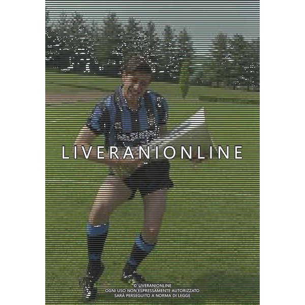 24-05-1991 APPIANO GENTILE FOTO UFFICIALE CON I GIOCATORI DELL\'INTER CON LA COPPA UEFA NELLA FOTO NICOLA BERTI CON LA COPPA UEFA AG ALDO LIVERANI SAS