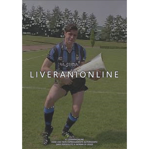 24-05-1991 APPIANO GENTILE FOTO UFFICIALE CON I GIOCATORI DELL\'INTER CON LA COPPA UEFA NELLA FOTO NICOLA BERTI CON LA COPPA UEFA AG ALDO LIVERANI SAS