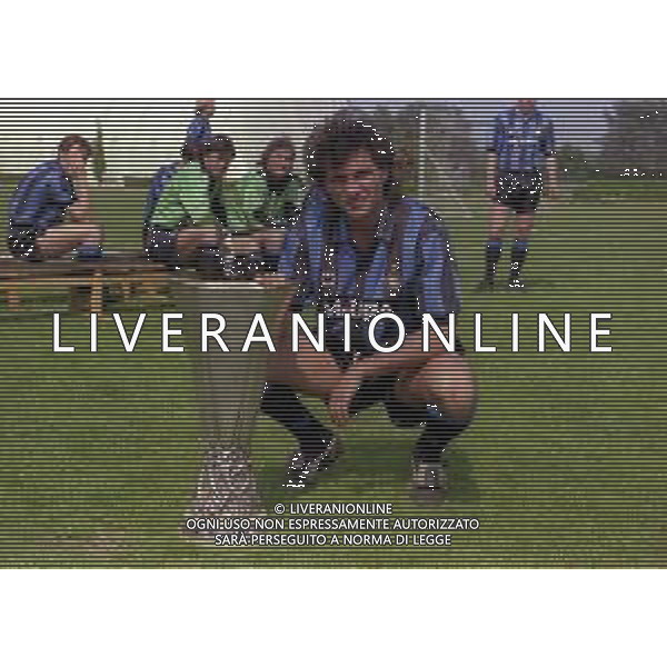 24-05-1991 APPIANO GENTILE FOTO UFFICIALE CON I GIOCATORI DELL\'INTER CON LA COPPA UEFA NELLA FOTO MAURIZIO IORIO CON LA COPPA UEFA AG ALDO LIVERANI SAS