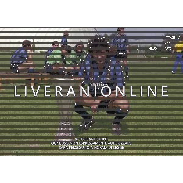 24-05-1991 APPIANO GENTILE FOTO UFFICIALE CON I GIOCATORI DELL\'INTER CON LA COPPA UEFA NELLA FOTO MAURIZIO IORIO CON LA COPPA UEFA AG ALDO LIVERANI SAS