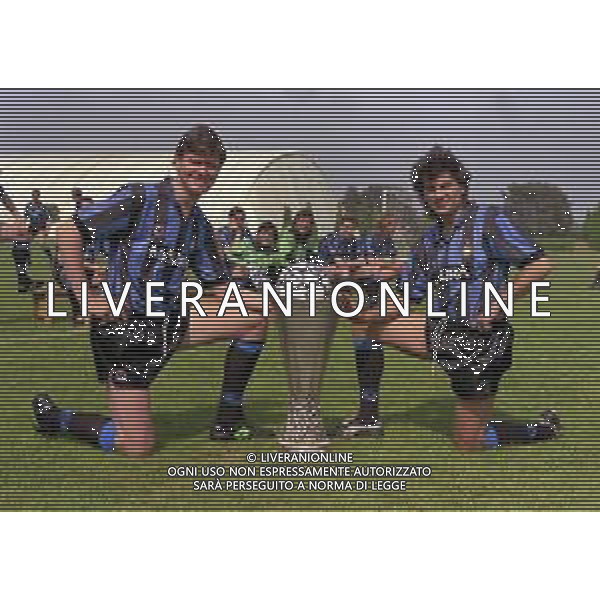 24-05-1991 APPIANO GENTILE FOTO UFFICIALE CON I GIOCATORI DELL\'INTER CON LA COPPA UEFA NELLA FOTO ALDO SERENA E MAURIZIO IORIO CON LA COPPA UEFA AG ALDO LIVERANI SAS