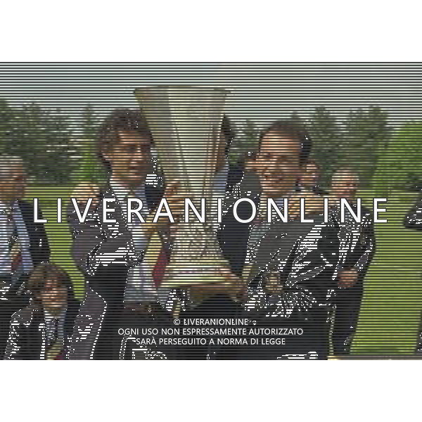 24-05-1991 APPIANO GENTILE FOTO UFFICIALE CON I GIOCATORI DELL\'INTER CON LA COPPA UEFA NELLA FOTO ANDREA MANDORLINI E FAUSTO PIZZI CON LA COPPA UEFA AG ALDO LIVERANI SAS