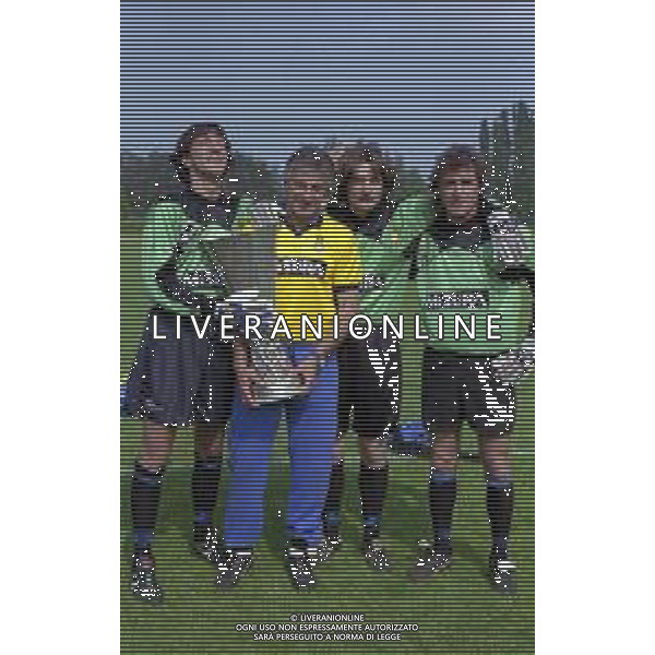 24-05-1991 APPIANO GENTILE FOTO UFFICIALE CON I GIOCATORI DELL\'INTER CON LA COPPA UEFA NELLA FOTO WALTER ZENGA-LUCIANO CASTELLINI-ASTUTILIO MALGIOGLIO E LUCIANO BODINI CON LA COPPA UEFA AG ALDO LIVERANI SAS