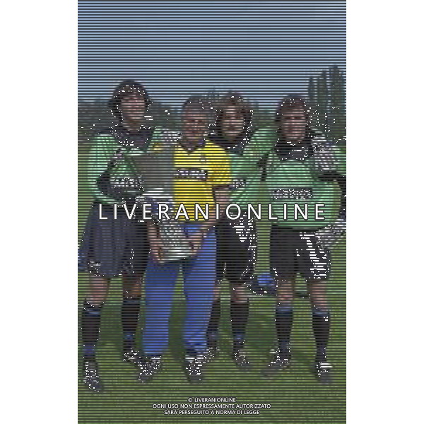 24-05-1991 APPIANO GENTILE FOTO UFFICIALE CON I GIOCATORI DELL\'INTER CON LA COPPA UEFA NELLA FOTO WALTER ZENGA-LUCIANO CASTELLINI-ASTUTILIO MALGIOGLIO E LUCIANO BODINI CON LA COPPA UEFA AG ALDO LIVERANI SAS