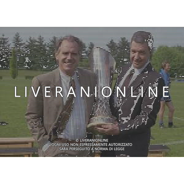 24-05-1991 APPIANO GENTILE FOTO UFFICIALE CON I GIOCATORI DELL\'INTER CON LA COPPA UEFA NELLA FOTO GIORGIO ROSSI CAPO MARKETING INTER CON GIANSANDRO LANZA CON LA COPPA UEFA AG ALDO LIVERANI SAS