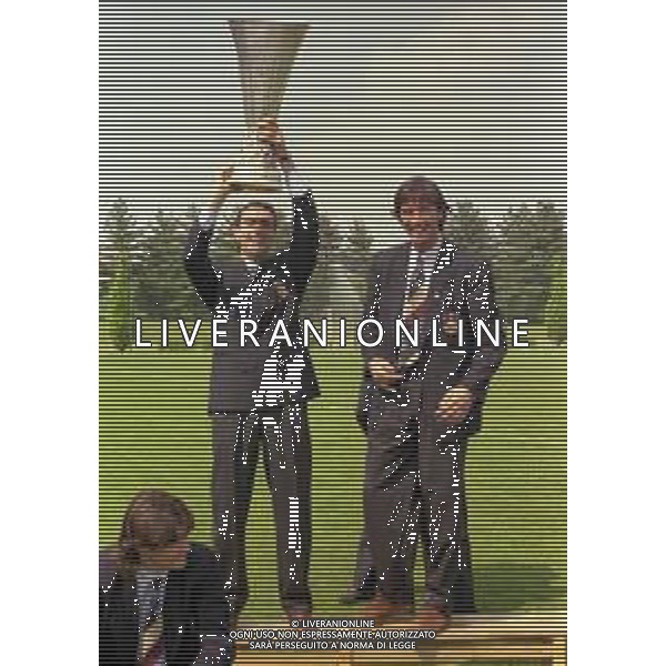 24-05-1991 APPIANO GENTILE FOTO UFFICIALE CON I GIOCATORI DELL\'INTER CON LA COPPA UEFA NELLA FOTO GIUSEPPE BERGOMI E WALTER ZENGA CON LA COPPA UEFA AG ALDO LIVERANI SAS