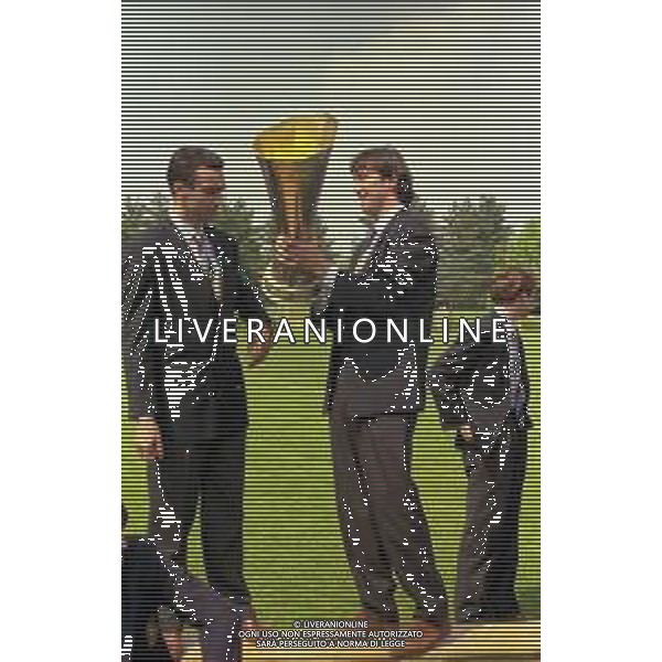 24-05-1991 APPIANO GENTILE FOTO UFFICIALE CON I GIOCATORI DELL\'INTER CON LA COPPA UEFA NELLA FOTO GIUSEPPE BERGOMI E WALTER ZENGA CON LA COPPA UEFA AG ALDO LIVERANI SAS