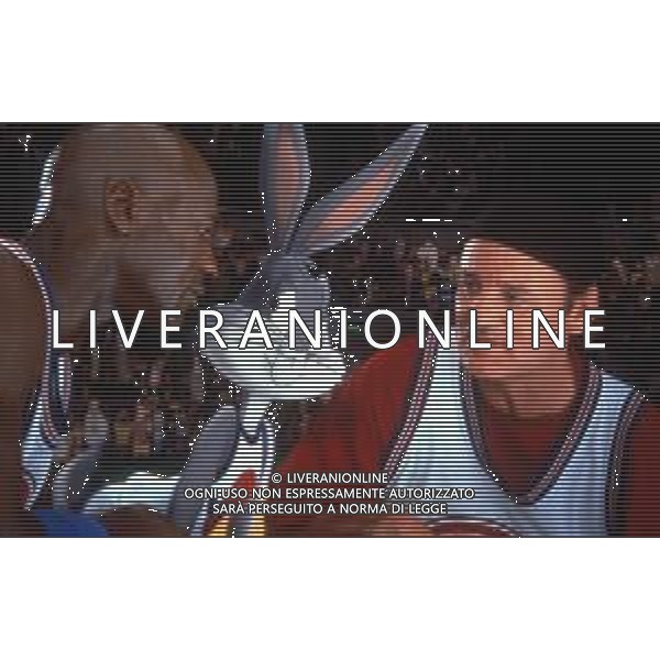 Michael Jordan, campione NBA, in \'Space Jam\' film del 1996 con attori - Bill Murray - e personaggi d\'animazione Looney Tunes - Bugs Bunny ©Warner Bros / ARCHIVIO AGENZIA ALDO LIVERANI SAS