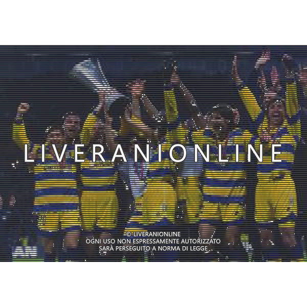 12-05-1999 MOSCA- FINALE DI COPPA UEFA PARMA-OLYMPIQUE MARSIGLIA 3-0 NELLA FOTO I GIOCATORI DEL PARMA CALCIO FESTEGGIANO CON LA COPPA UEFA AG ALDO LIVERANI SAS