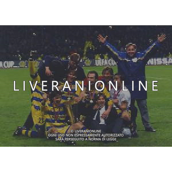 12-05-1999 MOSCA- FINALE DI COPPA UEFA PARMA-OLYMPIQUE MARSIGLIA 3-0 NELLA FOTO I GIOCATORI DEL PARMA CALCIO FESTEGGIANO CON LA COPPA UEFA AG ALDO LIVERANI SAS