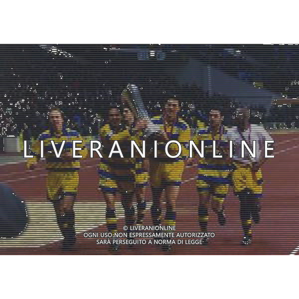 12-05-1999 MOSCA- FINALE DI COPPA UEFA PARMA-OLYMPIQUE MARSIGLIA 3-0 NELLA FOTO I GIOCATORI DEL PARMA CALCIO FESTEGGIANO CON LA COPPA UEFA AG ALDO LIVERANI SAS