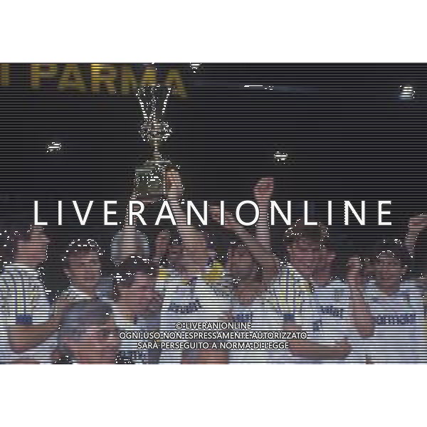 14-05-1992 PARMA- FINALE DI COPPA ITALIA PARMA-JUENTUS 2-0 NELLA FOTO I GIOCATORI DEL PARMA CON LA COPPA ITALIA 1992 AG ALDO LIVERANI SAS