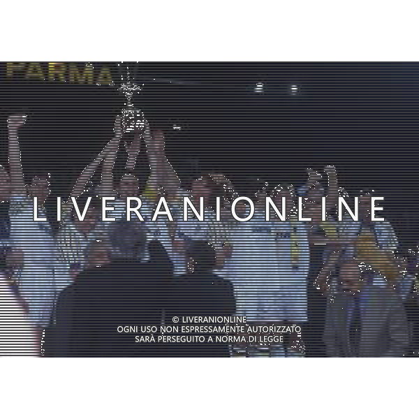 14-05-1992 PARMA- FINALE DI COPPA ITALIA PARMA-JUENTUS 2-0 NELLA FOTO I GIOCATORI DEL PARMA CON LA COPPA ITALIA 1992 AG ALDO LIVERANI SAS
