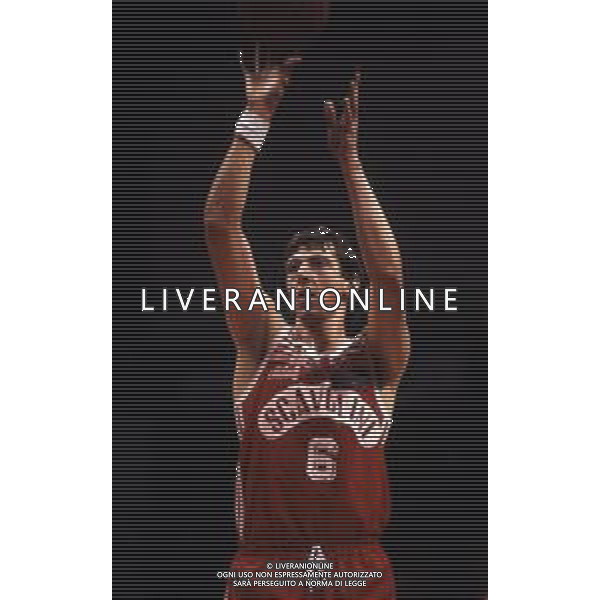RETROSPETTIVA WALTER MAGNIFICO BASKET NELLA FOTO WALTER MAGNIFICO CON LA MAGLIA DELLA SCAVOLINI PESARO AG ALDO LIVERANI SAS