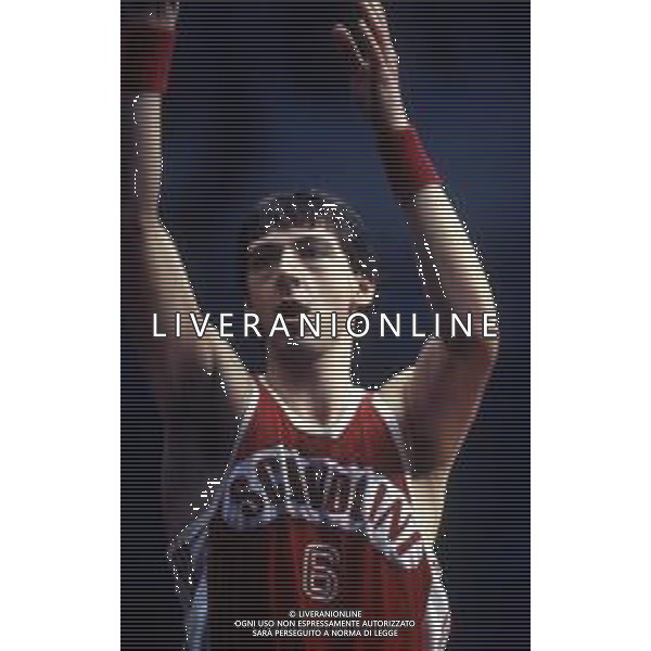 RETROSPETTIVA WALTER MAGNIFICO BASKET NELLA FOTO WALTER MAGNIFICO CON LA MAGLIA DELLA SCAVOLINI PESARO AG ALDO LIVERANI SAS