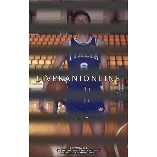 RETROSPETTIVA WALTER MAGNIFICO BASKET NELLA FOTO WALTER MAGNIFICO CON LA MAGLIA DELLA NAZIONALE ITALIANA AG ALDO LIVERANI SAS