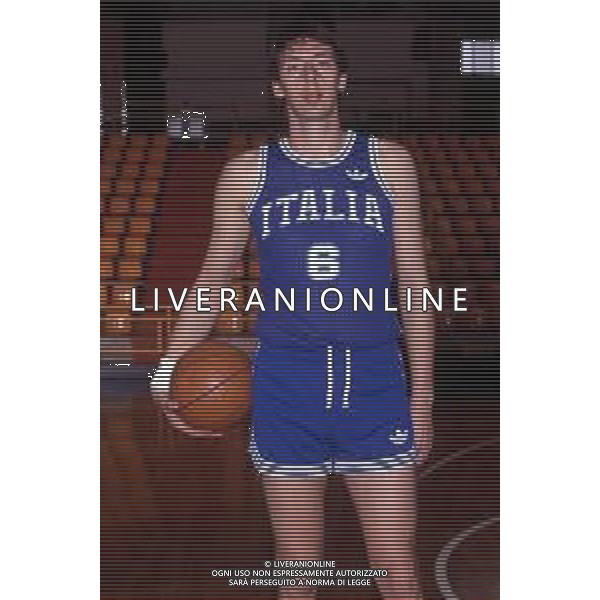 RETROSPETTIVA WALTER MAGNIFICO BASKET NELLA FOTO WALTER MAGNIFICO CON LA MAGLIA DELLA NAZIONALE ITALIANA AG ALDO LIVERANI SAS