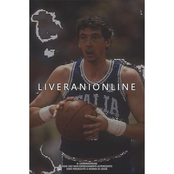 RETROSPETTIVA WALTER MAGNIFICO BASKET NELLA FOTO WALTER MAGNIFICO CON LA MAGLIA DELLA NAZIONALE ITALIANA AG ALDO LIVERANI SAS