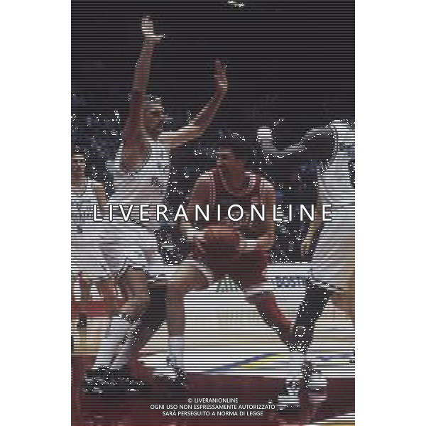 RETROSPETTIVA WALTER MAGNIFICO BASKET NELLA FOTO WALTER MAGNIFICO CON LA MAGLIA DELLA SCAVOLINI PESARO AG ALDO LIVERANI SAS