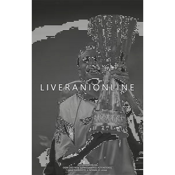 25-08-1995 MILANO FINALE DI SUPERCOPPA ITALIANA MILAN FIORENTINA 1-2 NELLA FOTO ALDO FIRICANO CON LA SUPERCOPPA ITALIANA AG ALDO LIVERANI SAS