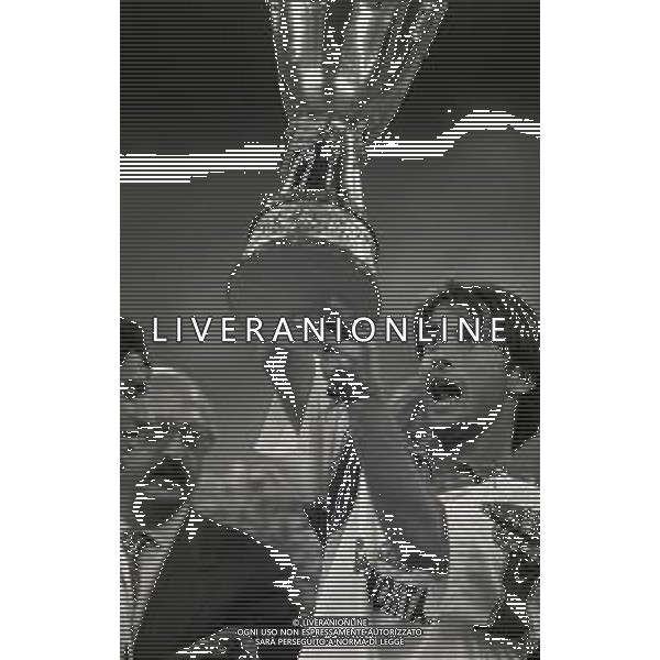 25-08-1995 MILANO FINALE DI SUPERCOPPA ITALIANA MILAN FIORENTINA 1-2 NELLA FOTO EMILIANO BIGICA CON LA SUPERCOPPA ITALIANA AG ALDO LIVERANI SAS