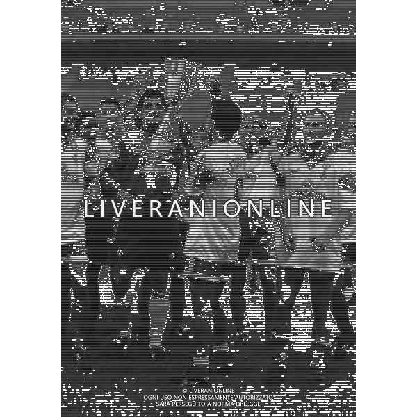 25-08-1995 MILANO FINALE DI SUPERCOPPA ITALIANA MILAN FIORENTINA 1-2 NELLA FOTO I GIOCATORI DELL FIORENTINA CON LA SUPERCOPPA ITALIANA AG ALDO LIVERANI SAS