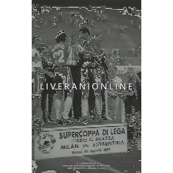 25-08-1995 MILANO FINALE DI SUPERCOPPA ITALIANA MILAN FIORENTINA 1-2 NELLA FOTO FRANCESCO TOLDO CON LA SUPERCOPPA ITALIANA AG ALDO LIVERANI SAS