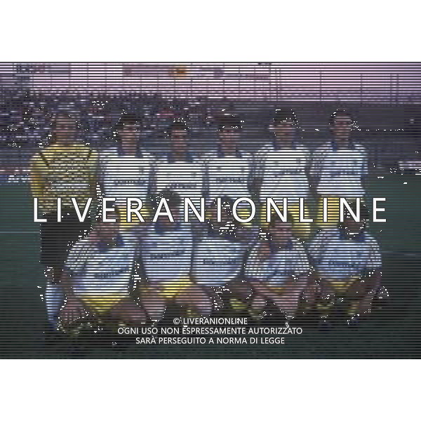 PARMA CALCIO 1990-1991 NELLA FOTO LA FORMAZIONE DEL PARMA CALCIO 1990-1991 DA SIN IN PIEDI CLAUDIO TAFFAREL-EZIO GAMBARO-GIOVANNI SORCE-ALESSANDRO MELLI-LORENZO MINOTTI-GEORGE GRUN SED DA SIN TARCISIO CATANESE-LUIGI APOLLONI-MARCO OSIO-DANIELE ZORATTO ALDO MONZA AG ALDO LIVERANI SAS 