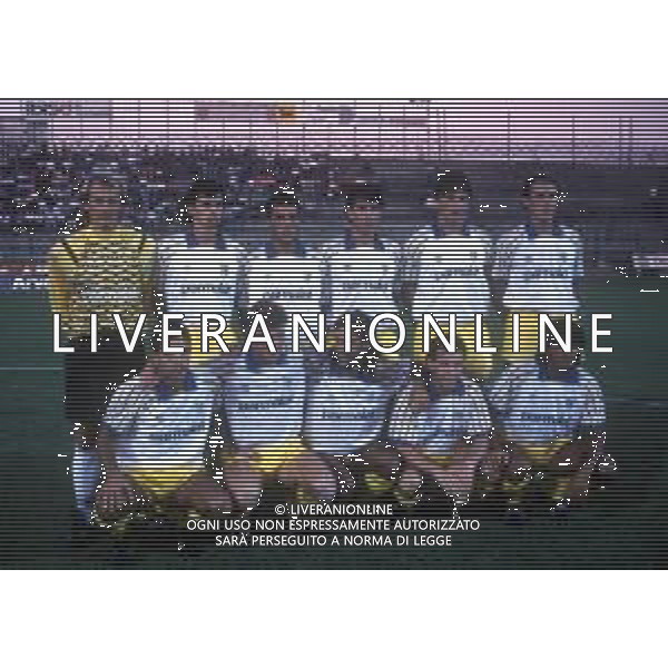 PARMA CALCIO 1990-1991 NELLA FOTO LA FORMAZIONE DEL PARMA CALCIO 1990-1991 DA SIN IN PIEDI CLAUDIO TAFFAREL-EZIO GAMBARO-GIOVANNI SORCE-ALESSANDRO MELLI-LORENZO MINOTTI-GEORGE GRUN SED DA SIN TARCISIO CATANESE-LUIGI APOLLONI-MARCO OSIO-DANIELE ZORATTO ALDO MONZA AG ALDO LIVERANI SAS