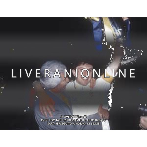 12-05-1993 LONDRA- FINALE DI COPPA DELLE COPPE PARMA ANVERSA 3-1 NELLA FOTO GIAMBATTISTA PASTORELO CON LORENZO MINOTTI E LA COPPA DELLE COPPE AG ALDO LIVERANI SAS